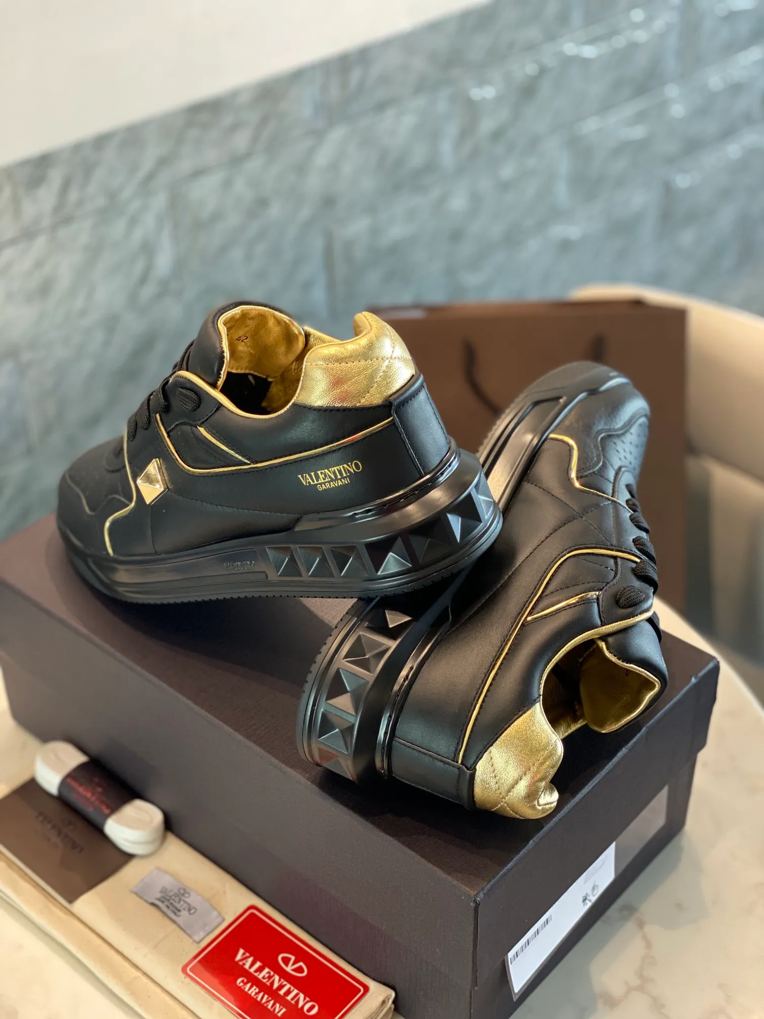 👟👟Ex-factory price 780👟👟 Valentino ONE STUD calfskin lace-up sneakers. Soft suede low-top sneakers, classic and versatile, couple's sneakers, special goods, worth buying! A pair of simple shoes with unique details will save you from the difficulty of dressing. OneStud sneakers, with quilted plaid and oversized rivets, create an eye-catching punk style and get rid of the heavy feeling of this season's clothing. U👟👟Ex-factory price raise calfskin derby shoes, with exquisite leather construction and simple silhouette, smooth lines set the tone of coolness, they are a versatile item in the wardrobe. There are more Valentino boutique shoes waiting for you to unlock! It’s time to get the shoes you’ve been coveting for a long time! Officially on sale 7,+++ - Seven straps, decorated with metallic rubber effect. Decoration on the back and tongue. Size 35-44.
